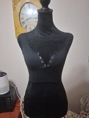 Colsie Black Ribbed V-Neck Grommet Detail Crop Top